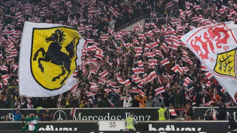 Fans des VfB Stuttgart (Symbolbild): Der Fußball-Bundesligist plant diesmal keinen freien Verkauf von Dauerkarten.