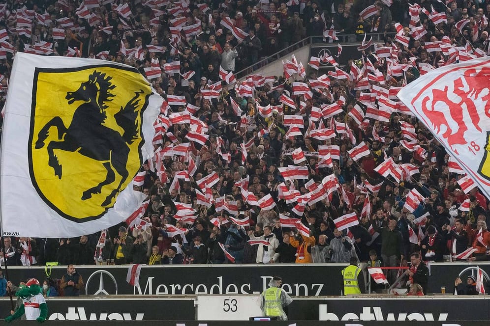 Fans des VfB Stuttgart (Symbolbild): Der Fußball-Bundesligist plant diesmal keinen freien Verkauf von Dauerkarten.