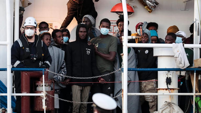 Migranten an Bord der Sea-Watch 3 im Dezember (Archivbild): Erneut hat das Schiff Menschen aus dem Mittelmeer gerettet.