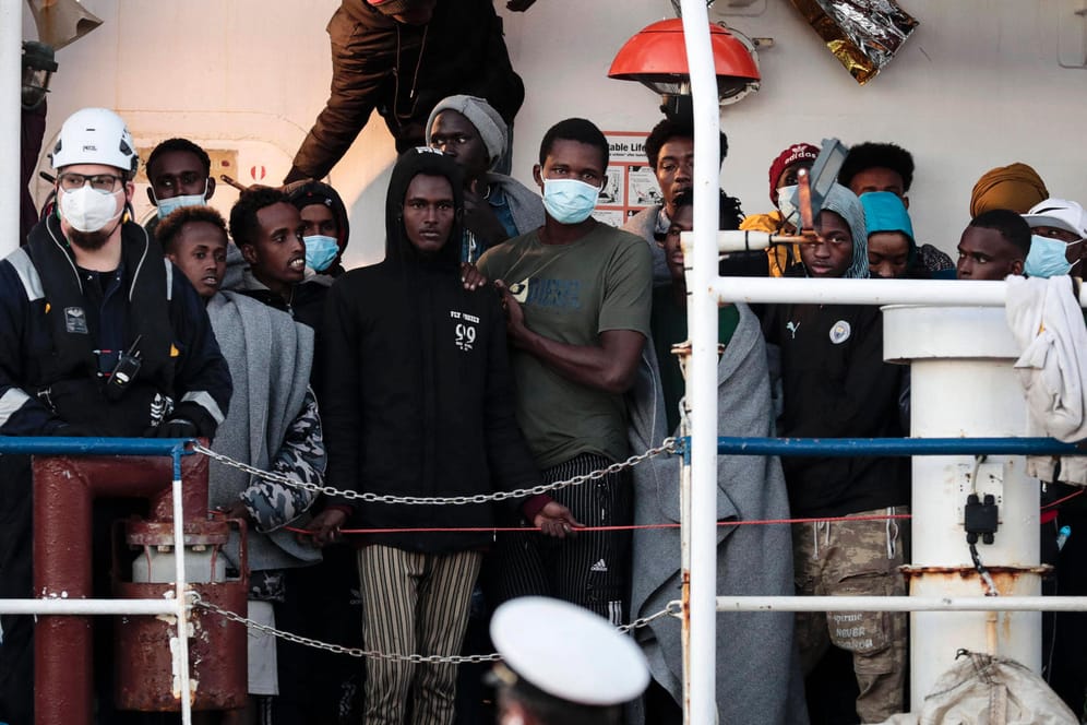 Migranten an Bord der Sea-Watch 3 im Dezember (Archivbild): Erneut hat das Schiff Menschen aus dem Mittelmeer gerettet.