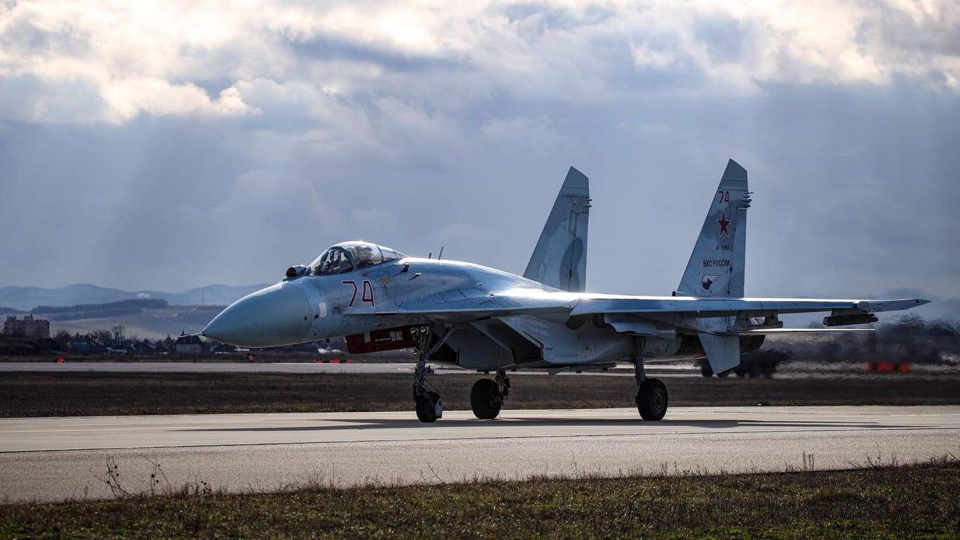 Russischer Kampfjet vom Typ Su-47 (Archivbild): Mit Jets und rund 1.000 Soldaten hielt Russland laut Interfax ein Militärmanöver in der Exklave Kaliningrad ab.
