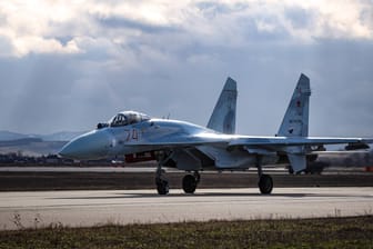 Russischer Kampfjet vom Typ Su-47 (Archivbild): Mit Jets und rund 1.000 Soldaten hielt Russland laut Interfax ein Militärmanöver in der Exklave Kaliningrad ab.