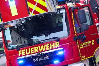 Ein Feuerwehrauto im Einsatz (Symbolbild): Zu einem Brand im Landkreis Erding rückten rund 200 Kräfte von Feuerwehr und Rettungsdienst aus.