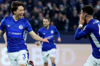 Schalkes Ko Itakura (li.) jubelt über sein Tor gegen Heidenheim.
