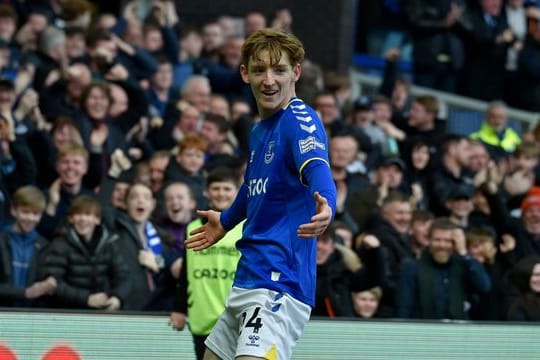 Evertons Anthony Gordon feiert den Siegtreffer.