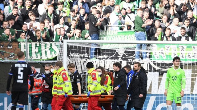 Bielefelds Cedric Brunner wird verletzt vom Platz getragen.