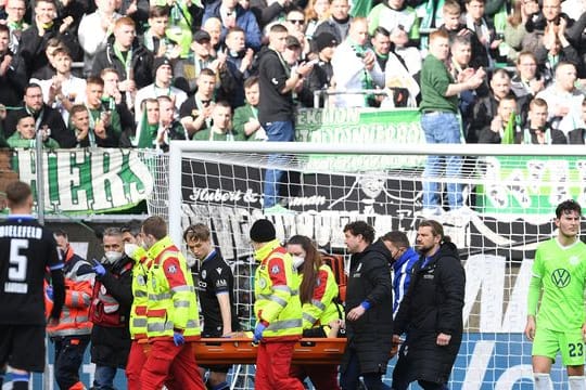 Bielefelds Cedric Brunner wird verletzt vom Platz getragen.