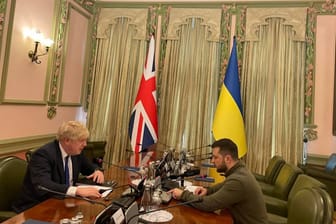 Boris Johnson und Wolodymyr Selenskyj: Die Staatsoberhäupter diskutierten in Kiew über neue Hilfen für die Ukraine.
