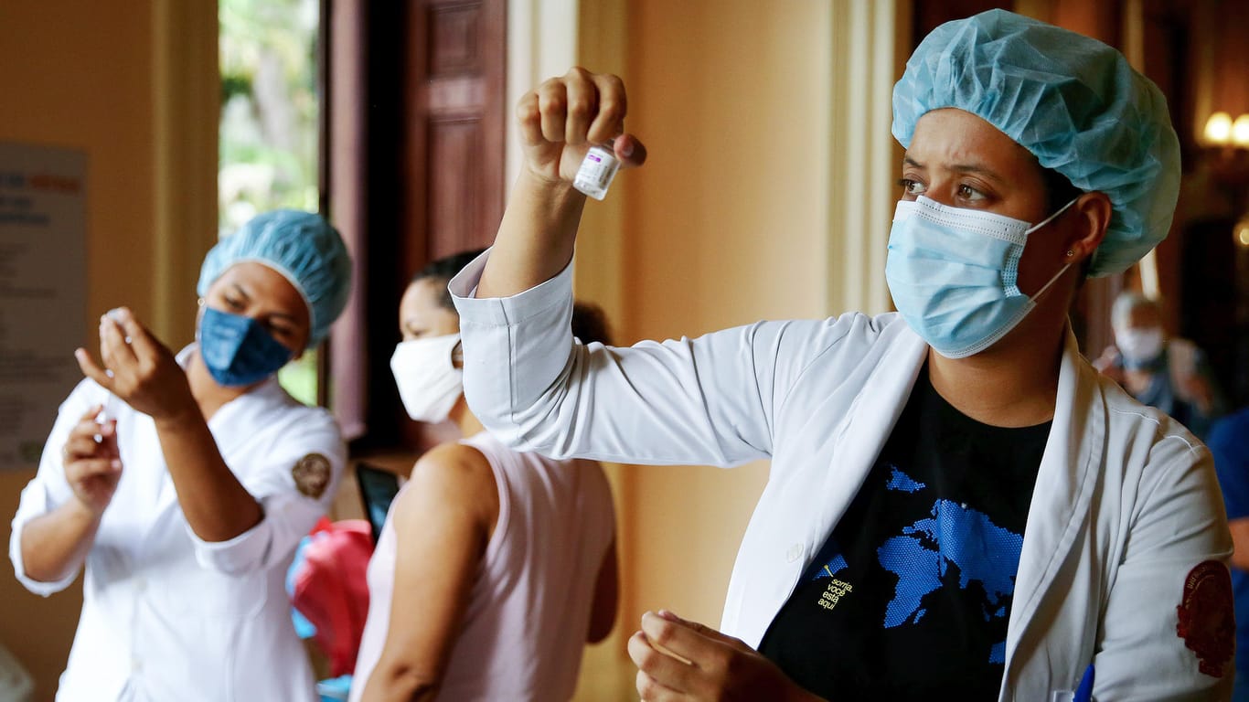 Eine Krankenschwester bereitet in Rio de Janeiro eine Impfung vor: Nach schweren Problemen mit Corona hat das Land inzwischen eine hohe Impfquote.