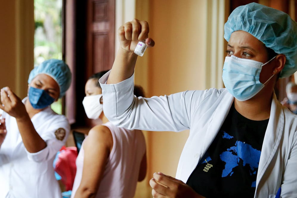 Eine Krankenschwester bereitet in Rio de Janeiro eine Impfung vor: Nach schweren Problemen mit Corona hat das Land inzwischen eine hohe Impfquote.