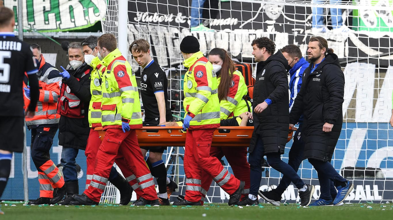 Cedric Brunner: Der Bielefelder wird verletzt vom Platz getragen.