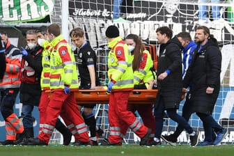 Cedric Brunner: Der Bielefelder wird verletzt vom Platz getragen.