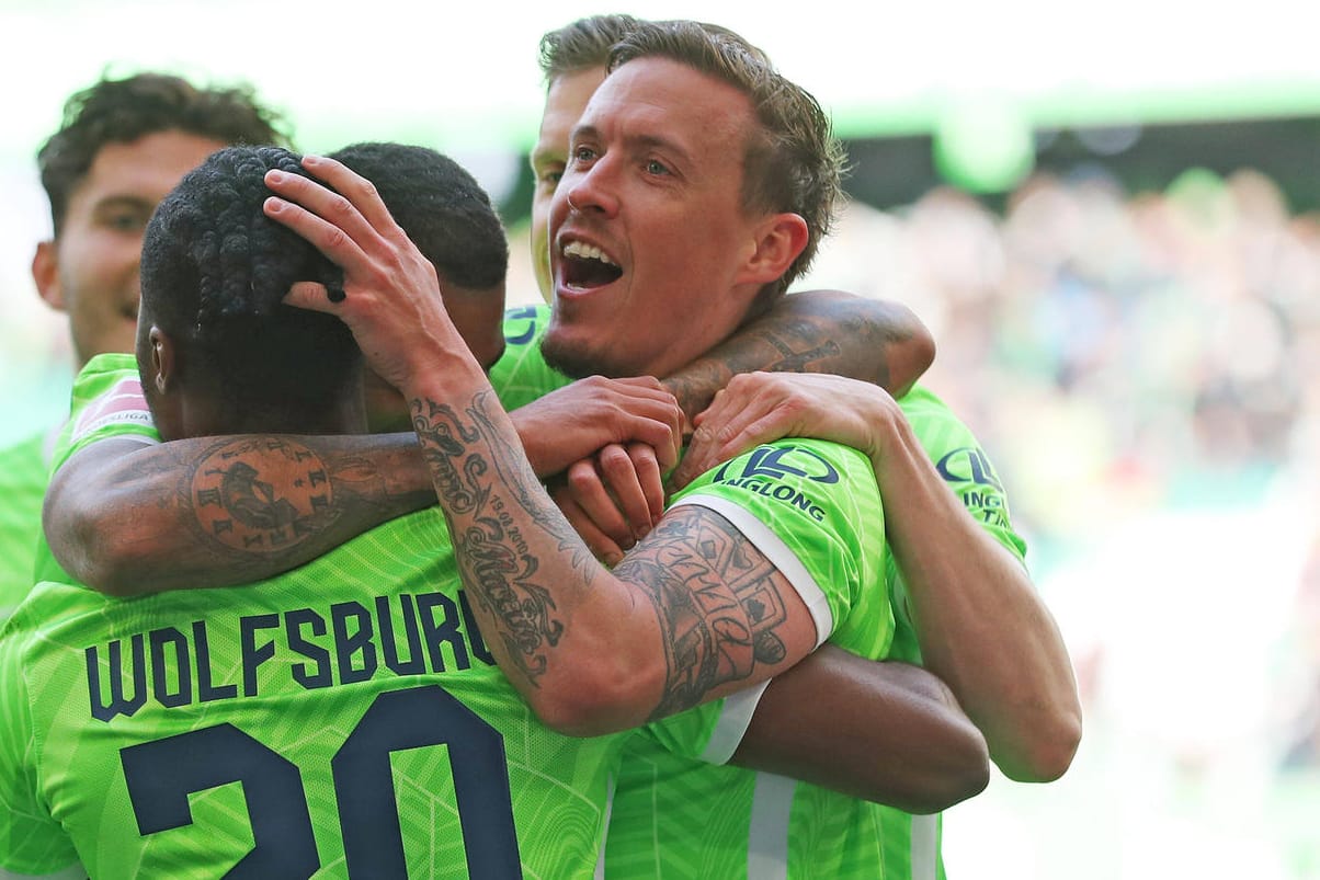 Max Kruse (r.) jubelt mit seinem Team: Der Wolfsburger traf zum 4:0 gegen Bielefeld.