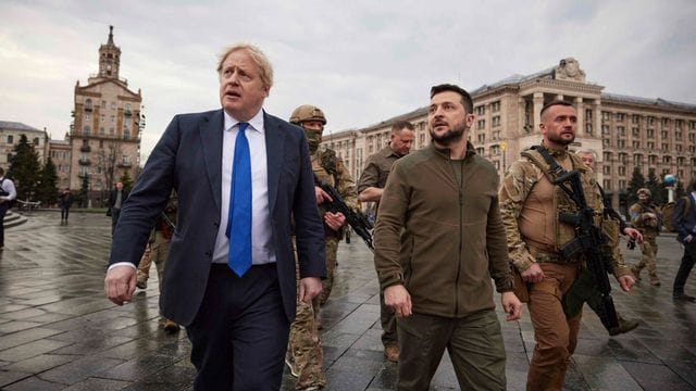 Premier Boris JOhnson und Präsident Wolodymyr Selenskyj unterwegs in der Innenstadt von Kiew.