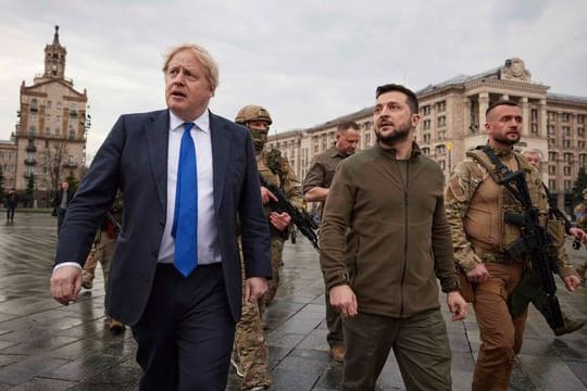 Premier Boris JOhnson und Präsident Wolodymyr Selenskyj unterwegs in der Innenstadt von Kiew.