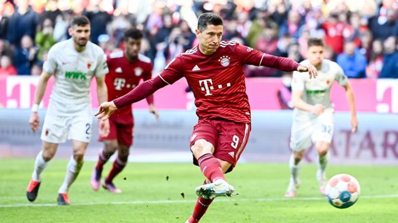 Bayerns Robert Lewandowski trifft per Elfmeter zum Siegtreffer.