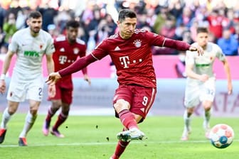 Bayerns Robert Lewandowski trifft per Elfmeter zum Siegtreffer.