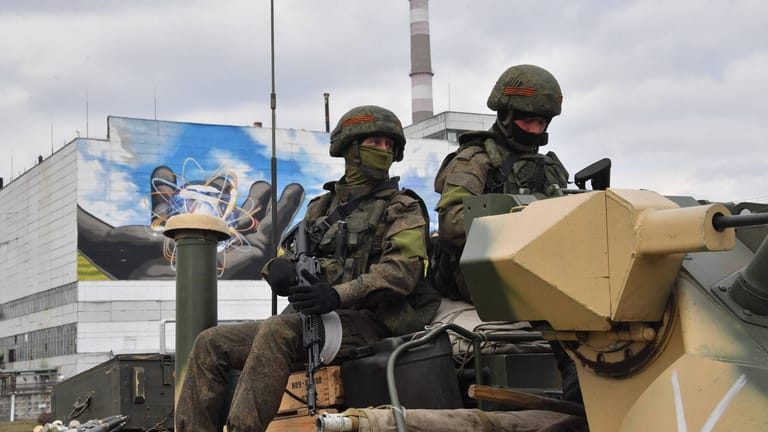 Russische Truppen in der Ukraine (Symbolbild): Sie hielten die Atomanlage in Tschernobyl besetzt - und missachteten offenbar vollkommen, wie sensibel die Anlage ist.
