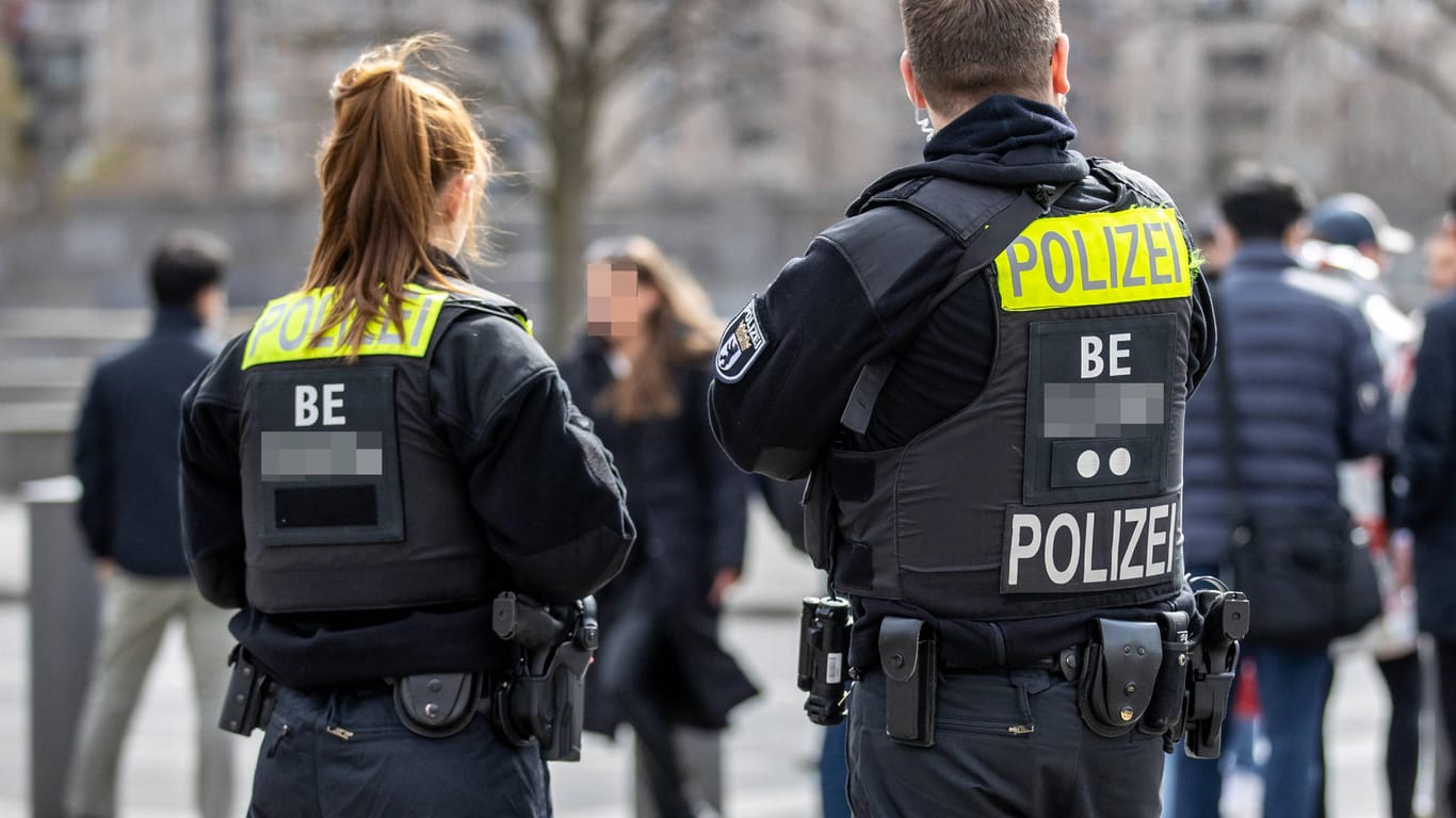 Polizeibeamte in Berlin (Symbolbild): In Berlin laufen Ermittlungen gegen zwei Polizisten.