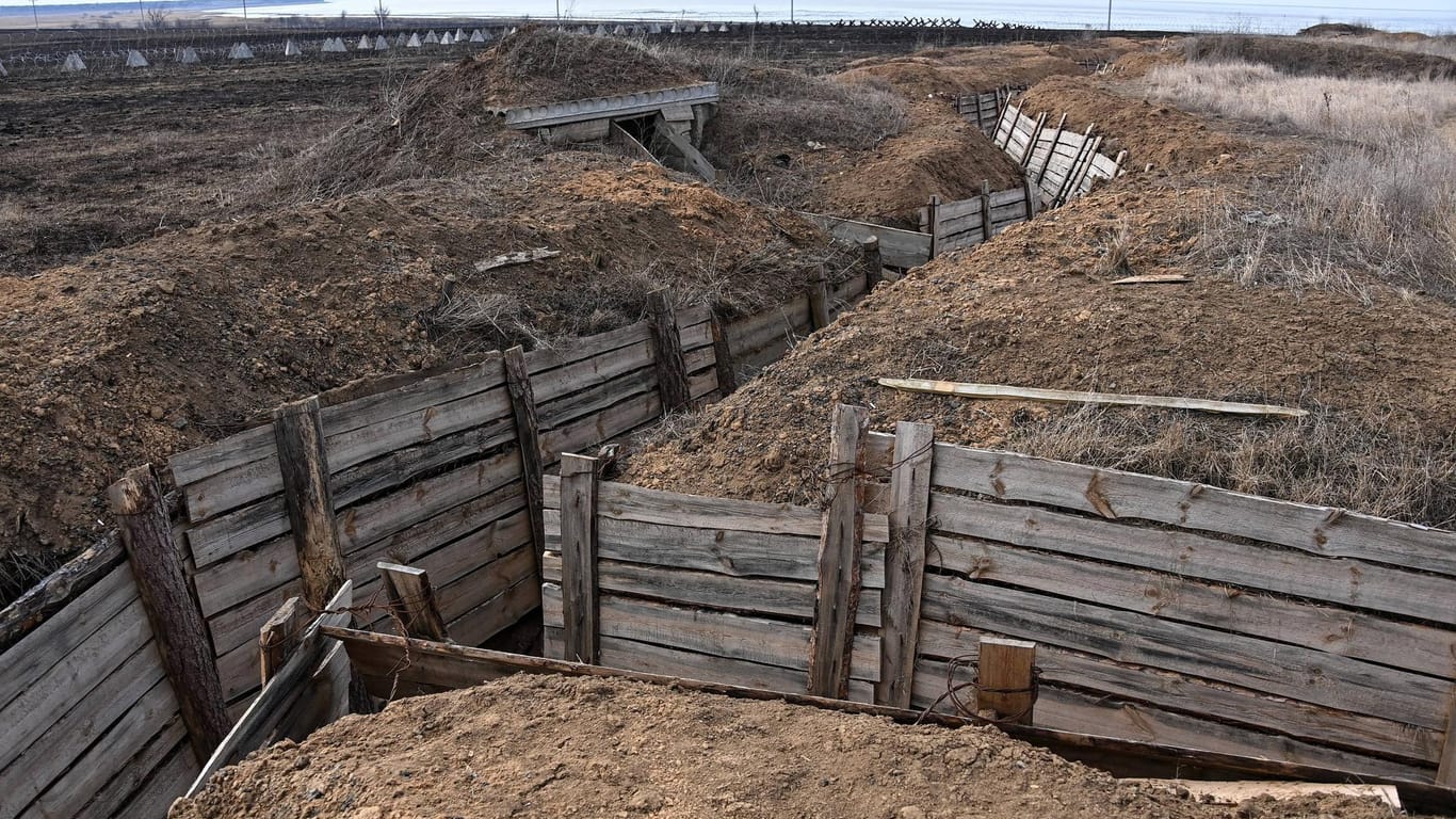 Schützengraben in der Ukraine (Symbolbild): In vielen Orten führen sie auch durch Wohngebiete.