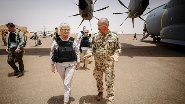 Bundesverteidigungsministerin Christine Lambrecht wird am Flughafen in Gao von Oberst Peter Küpper, dem Kontingentführer des deutschen Einsatzkontingents bei der UN-Mission Minusma, begrüßt.