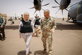 Bundesverteidigungsministerin Christine Lambrecht wird am Flughafen in Gao von Oberst Peter Küpper, dem Kontingentführer des deutschen Einsatzkontingents bei der UN-Mission Minusma, begrüßt.