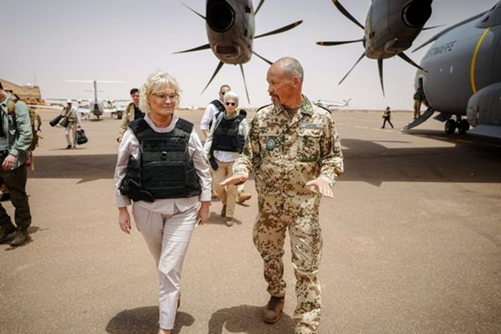 Bundesverteidigungsministerin Christine Lambrecht wird am Flughafen in Gao von Oberst Peter Küpper, dem Kontingentführer des deutschen Einsatzkontingents bei der UN-Mission Minusma, begrüßt.