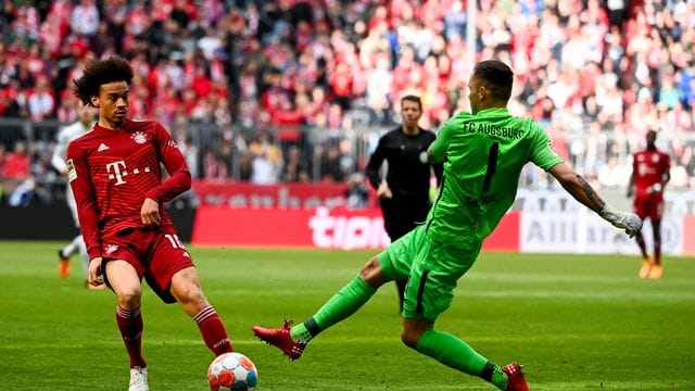 Bayerns Leroy Sané wurde nach schwacher Leistung nach 65 Minuten ausgewechselt. Bayerns Leroy Sané wurde nach schwacher Leistung nach 65 Minuten ausgewechselt.