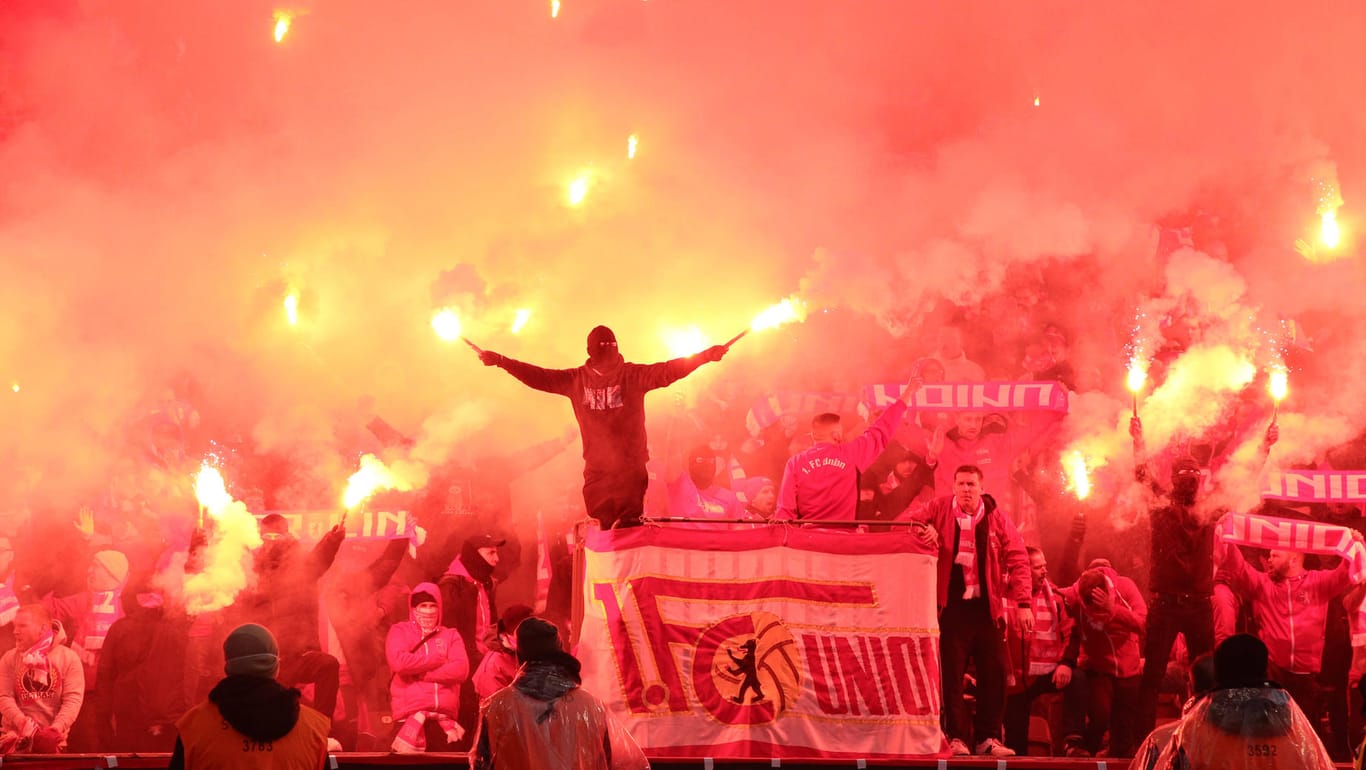 Bengalos im Olympiastadion: Fans von Union Berlin feiern im Stadion der Hertha.