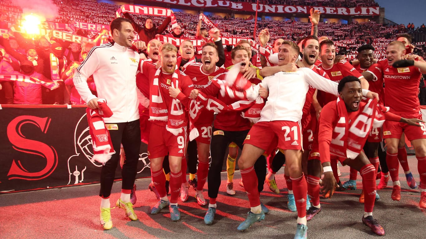 Jubel nach Spielende: Union Berlin gewinnt bei der Hertha und feiert mit seinen Fans.