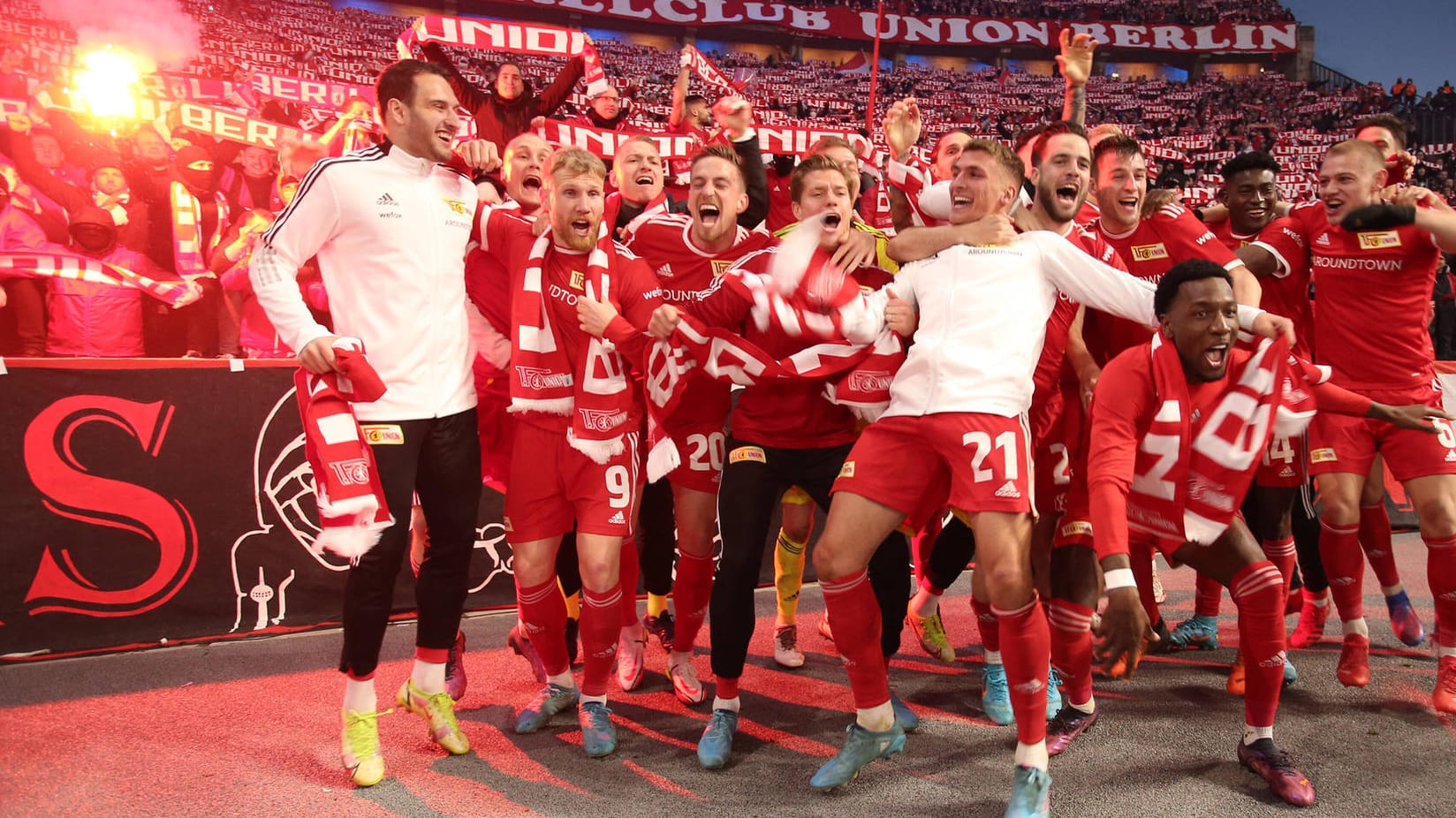 Jubel nach Spielende: Union Berlin gewinnt bei der Hertha und feiert mit seinen Fans.