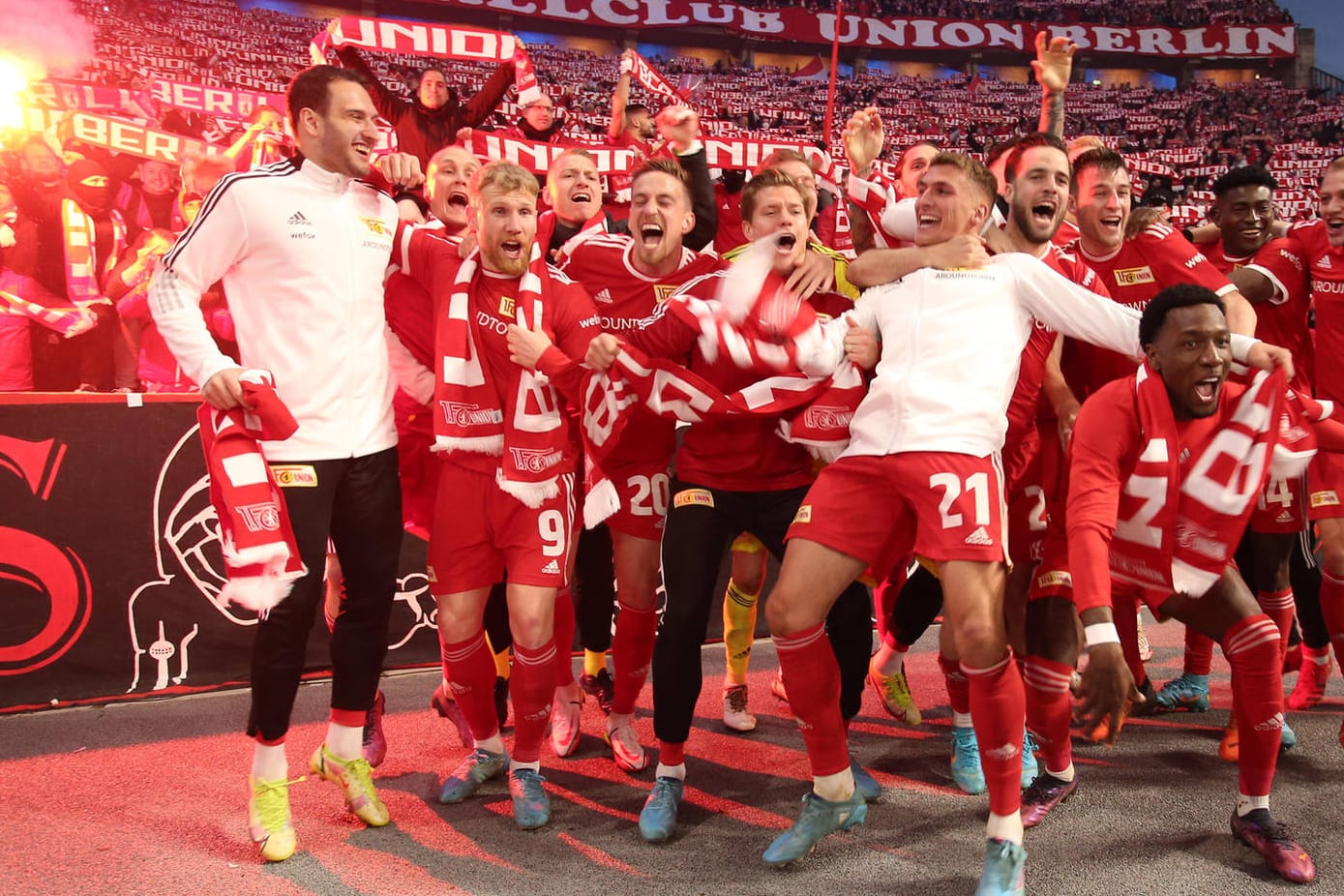 Jubel nach Spielende: Union Berlin gewinnt bei der Hertha und feiert mit seinen Fans.