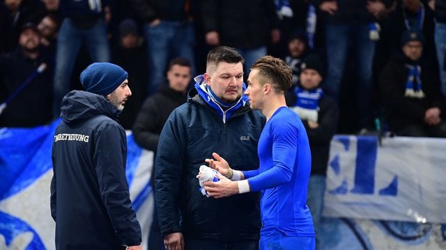 Herthas Peter Pekarik (r) diskutiert mit Fans in der Ostkurve.