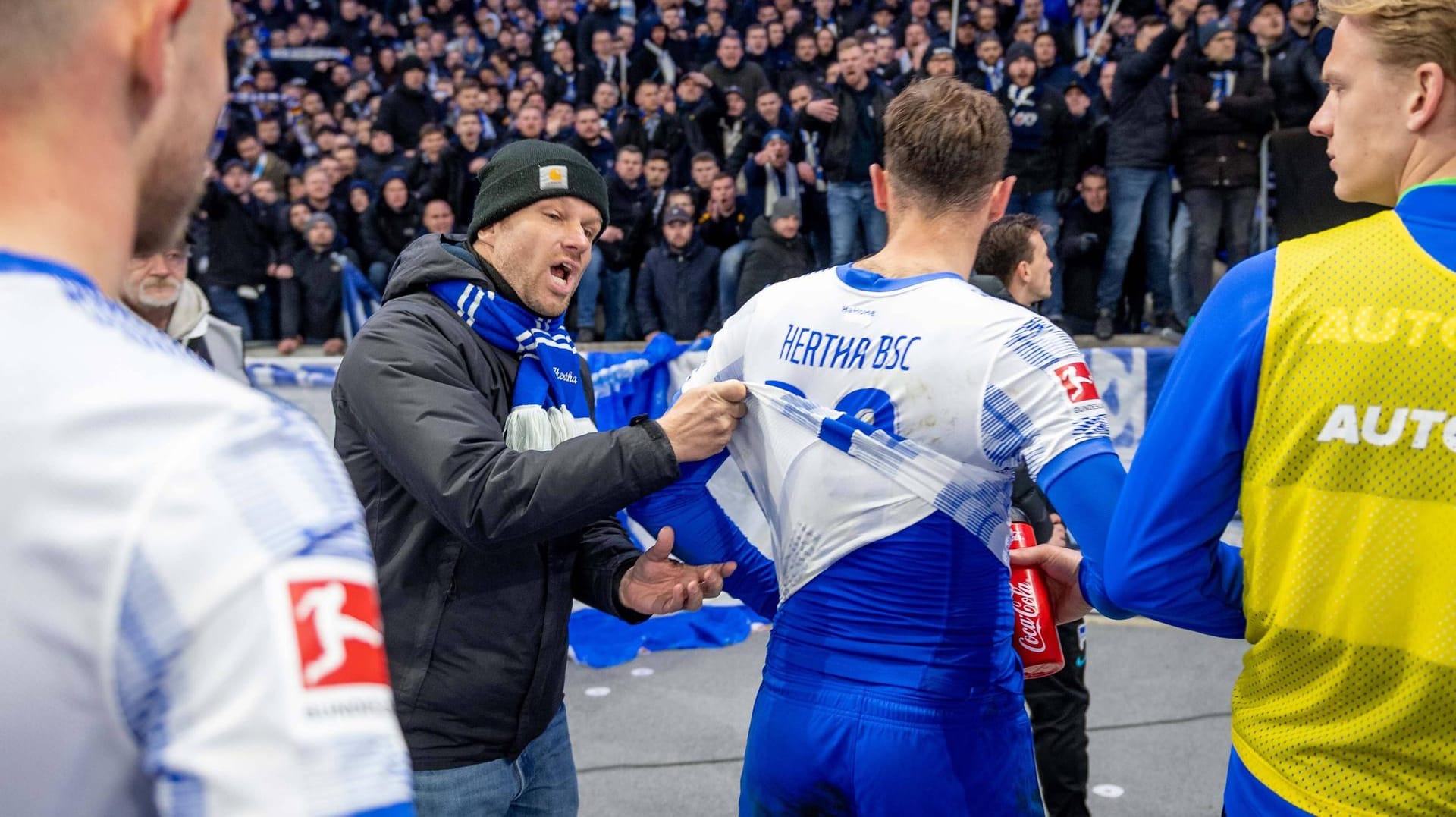 Frust bei den Hertha-Fans nach der 1:4 Niederlage gegen Union: Teile der Kurve wollen, dass die Spieler symbolisch ihre Trikots ausziehen.