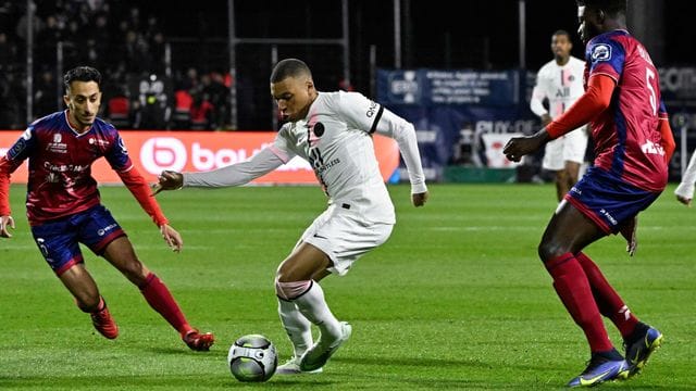 PSGs Kylian Mbappe (m) traf gegen Clermont Foot dreimal.