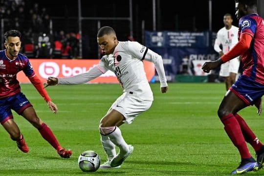 PSGs Kylian Mbappe (m) traf gegen Clermont Foot dreimal.