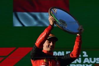 Charles Leclerc vom Team Ferrari feiert mit der Trophäe nach dem Rennen bei der Siegerehrung in Melbourne.