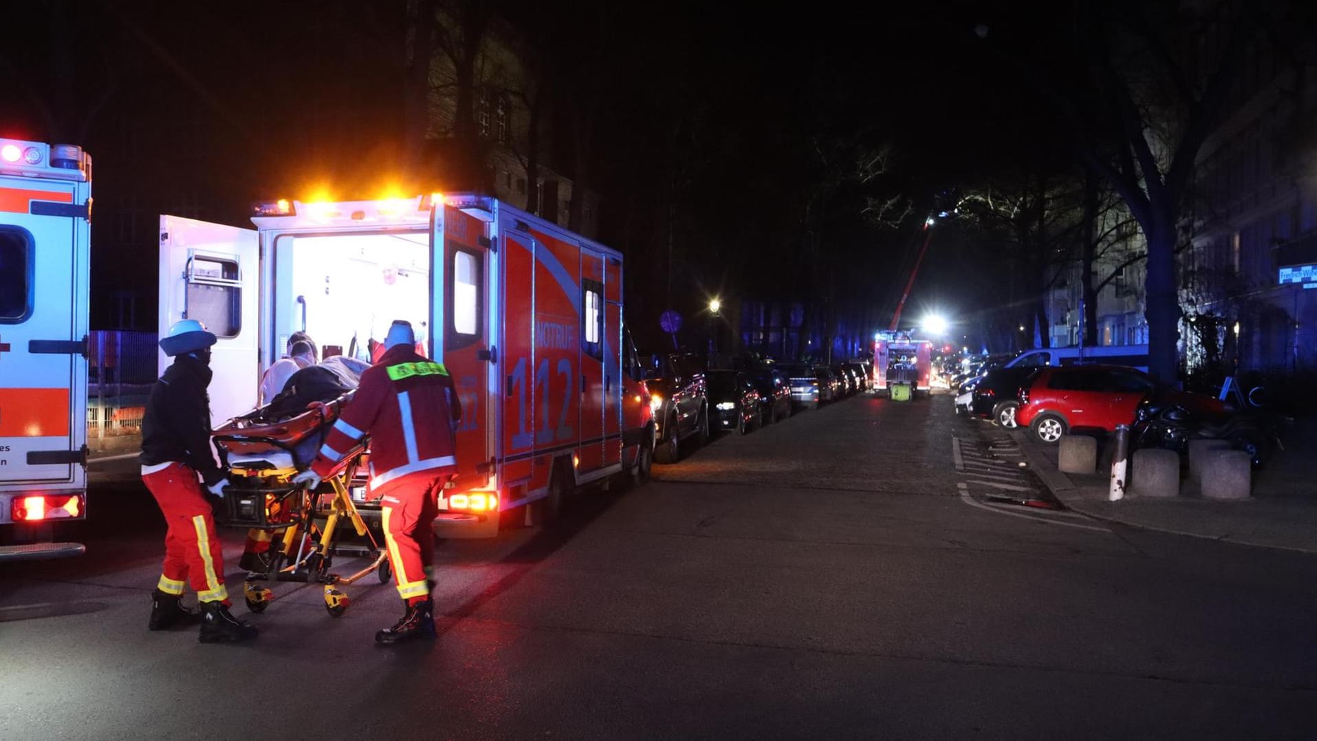 Rettungskräfte in Tempelhof: Die Frau, die in der ausgebrannten Wohnung gelebt hatte, konnte nicht mehr reanimiert werden.