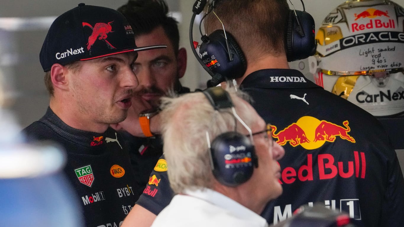 Sauer: Max Verstappen (li.) nach seinem Aus in Melbourne in der Red-Bull-Box.