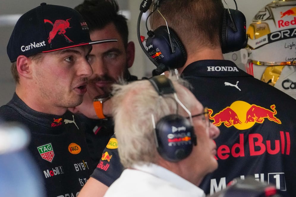 Sauer: Max Verstappen (li.) nach seinem Aus in Melbourne in der Red-Bull-Box.