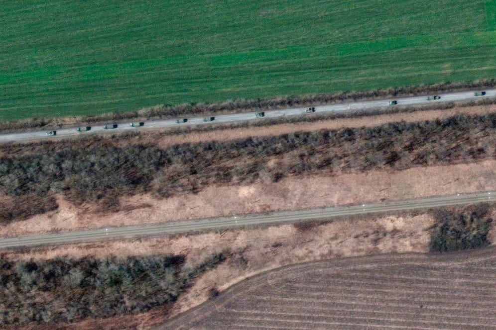 Satellitenbilder von Maxar zeigen den russischen Konvoi in einem Dorf nahe Charkiw. Ihre Fahrtrichtung: der Donbass.