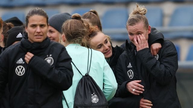 Deutschlands Alexandra Popp (r) weint nach dem Spiel.