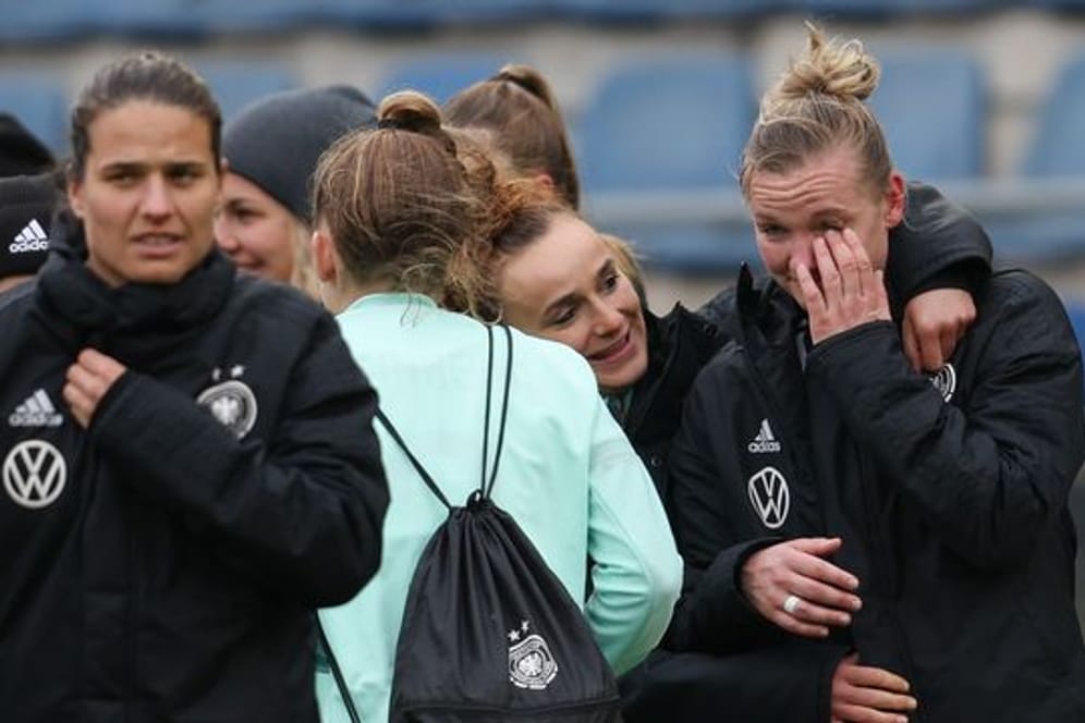Deutschlands Alexandra Popp (r) weint nach dem Spiel.