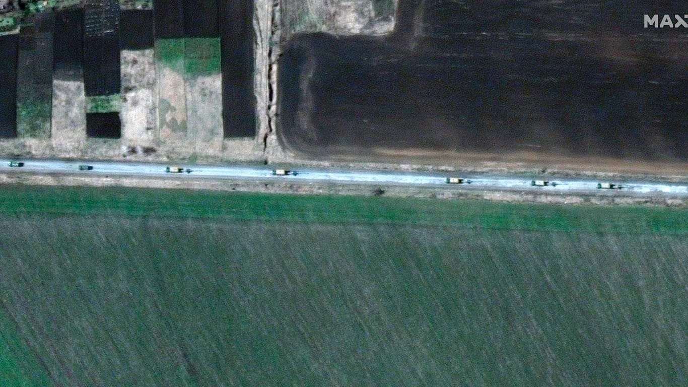 Das Maxar-Satellitenbild zeigt weitere Militärfahrzeuge nahe Charkiw.