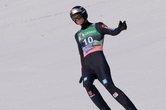 Hat sich einer Knie-Operation unterzogen: Andreas Wellinger in Planica im Zielbereich.