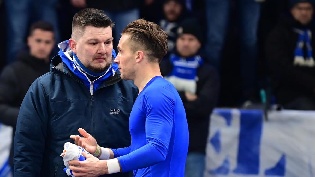 Unschöne Szenen nach Spielschluss: Herthas Peter Pekarik diskutiert mit einem Fan und muss sein Trikot abgeben. Unschöne Szenen nach Spielschluss: Herthas Peter Pekarik diskutiert mit einem Fan und muss sein Trikot abgeben.