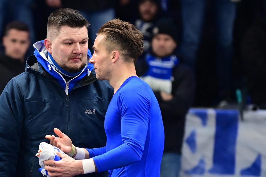 Unschöne Szenen nach Spielschluss: Herthas Peter Pekarik diskutiert mit einem Fan und muss sein Trikot abgeben.