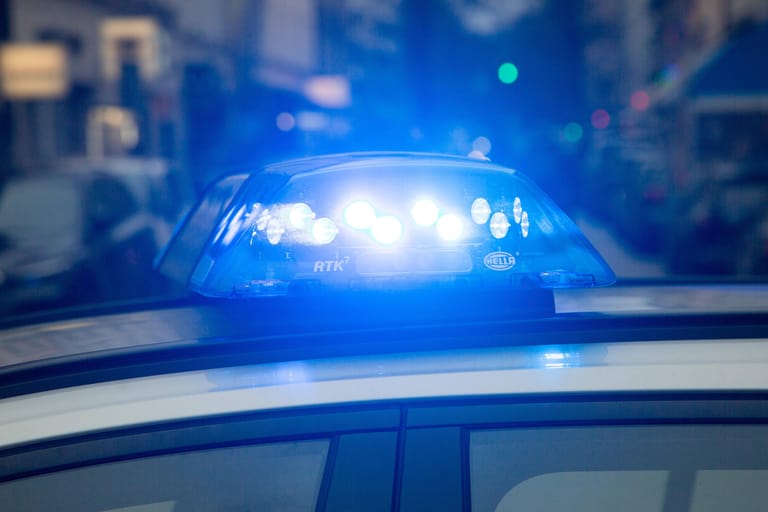Polizeiwagen mit Blaulicht im Einsatz (Symbolbild): Die Todesursache ist bisher unklar. Die Mordkommission ermittelt.