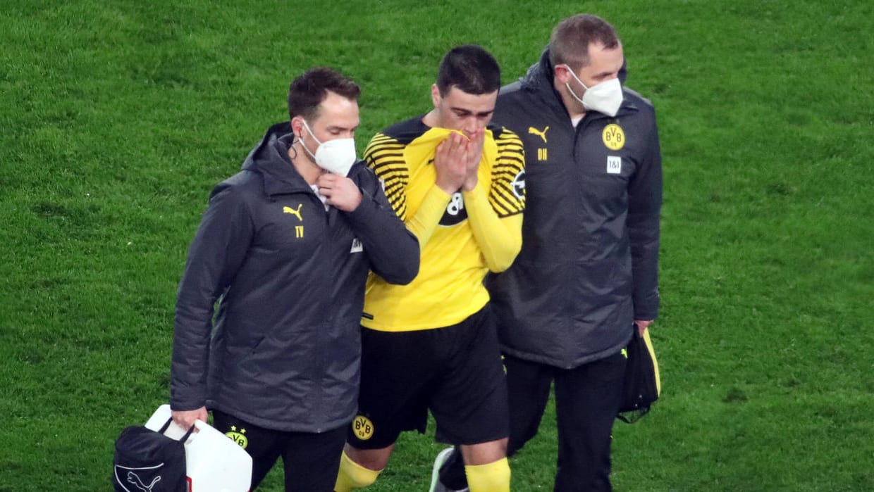 Tieftraurig: Dortmunds Gio Reyna bei seiner Auswechslung gegen den VfB Stuttgart. Tieftraurig: Dortmunds Gio Reyna bei seiner Auswechslung gegen den VfB Stuttgart.