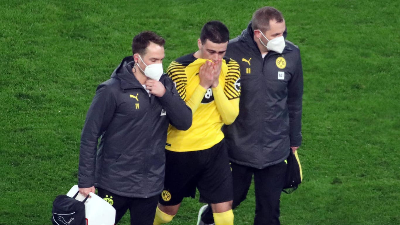 Tieftraurig: Dortmunds Gio Reyna bei seiner Auswechslung gegen den VfB Stuttgart.